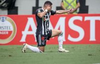 Paulinho decide, e Atlético-MG vence Rosario Central pela Libertadores