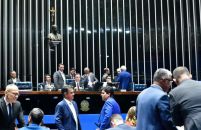 Apesar de críticas, Senado mantém discussão sobre PEC do Quinquênio