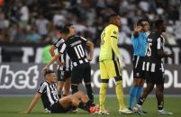 Tiquinho Soares tem lesão na coxa direita e desfalca o Botafogo por seis semanas