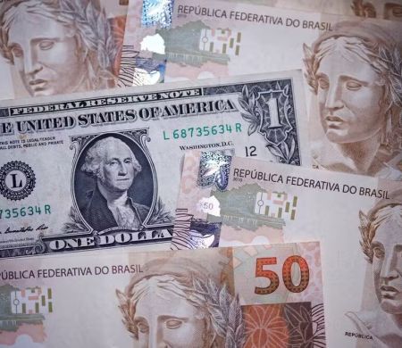 Dólar fecha em alta e vai a R$ 5,79, com PIB do Brasil; Ibovespa sobe