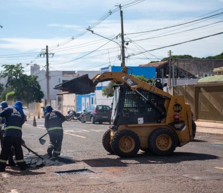 Prefeitura distrubui equipes de tapa-buraco nas sete regiões da Capital 