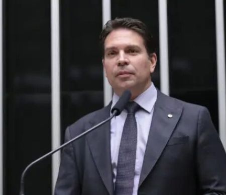 Câmara dos Deputados suspende ação penal contra Ramagem