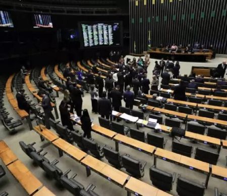 Deputados são contra fim da escala 6x1, mas concordam elevar isenção do IR