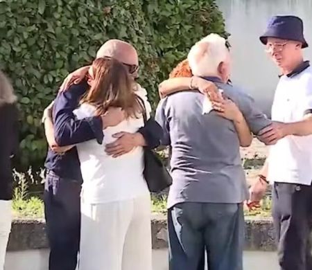 Familiares e amigos chegam ao velório de Diogo Jota e irmão 