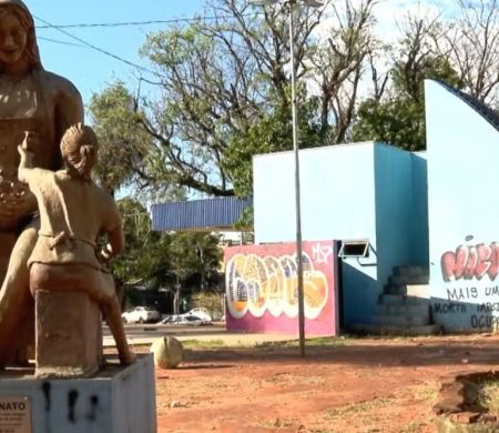 Praça dos Imigrantes está abandonada e sem previsão de término da reforma