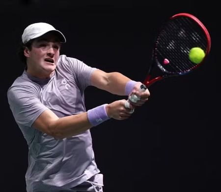 De virada, Fonseca vence Shapovalov na estreia e avança em Paris  De virada, Fonseca vence Shapovalov na estreia e avança em Paris