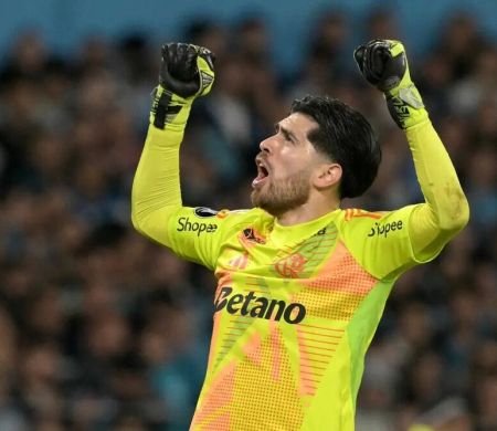 Com um a menos, Flamengo segura empate contra o Racing e vai à final Com um a menos, Flamengo segura empate contra o Racing e vai à final