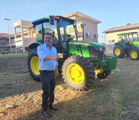 Nelsinho Trad entrega maquinários e reforça apoio às prefeituras Nelsinho Trad entrega maquinários e reforça apoio às prefeituras