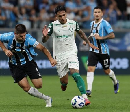 Palmeiras desperdiça chance de diminuir distância do líder ao tomar virada do Grêmio