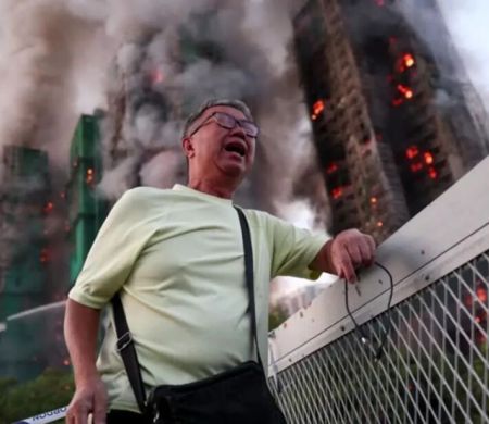 Incêndio de grandes proporções em prédios de Hong Kong mata aos 13