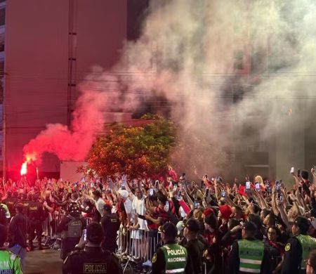 Centenas de torcedores recebem o Fla em Lima para a grande final da Liberta