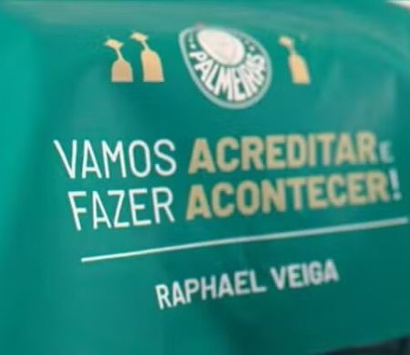 Avião e quartos do hotel em Lima tem lema em busca do tetra da Liberta