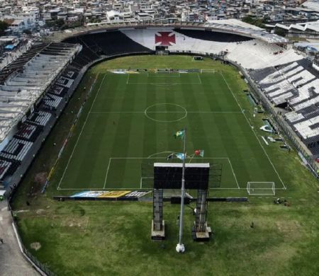 Sem estarem livres de rebaixamento, Vasco e Inter jogam em São Januário 