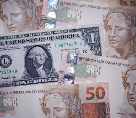 Em queda, dólar faz correção à disparada da véspera com eleição em foco