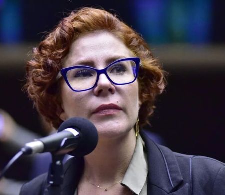 Por 227 votos a favor e 170 contra, Câmara livra mandato de Carla Zambelli&nbsp;