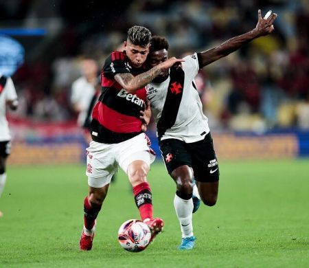 Com titulares, Flamengo ganha do Vasco e respira no Carioca