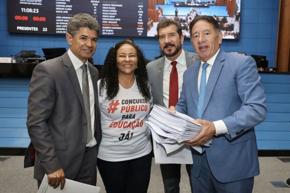 Gerson Claro (dir) durante a sessão desta quinta da Assembleia. (Foto: Alems)