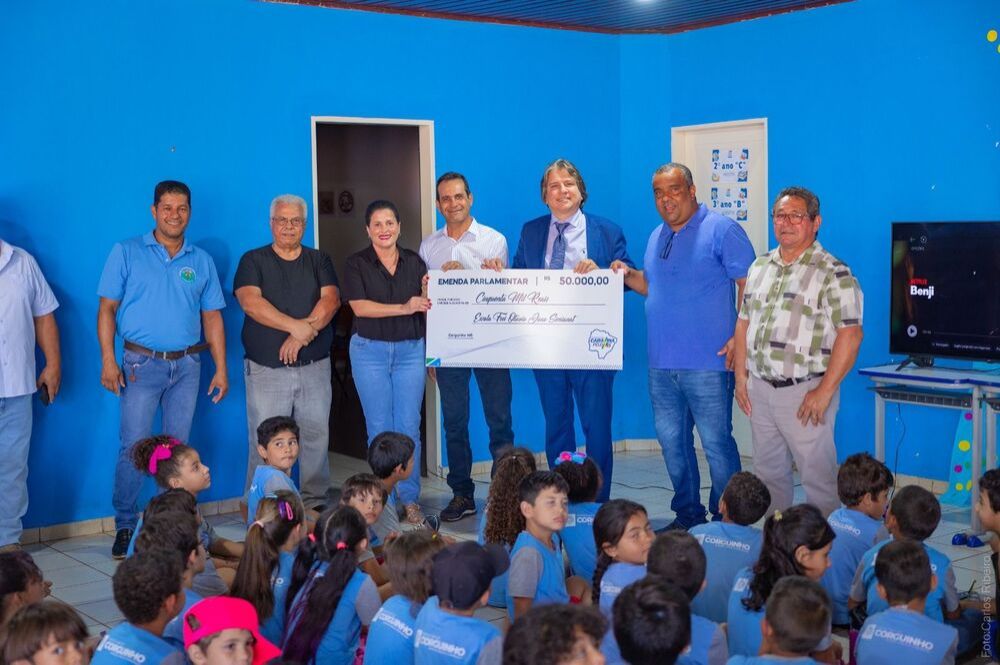 Caravina durante entrega dos recursos na escola. (Foto: Divulgação)