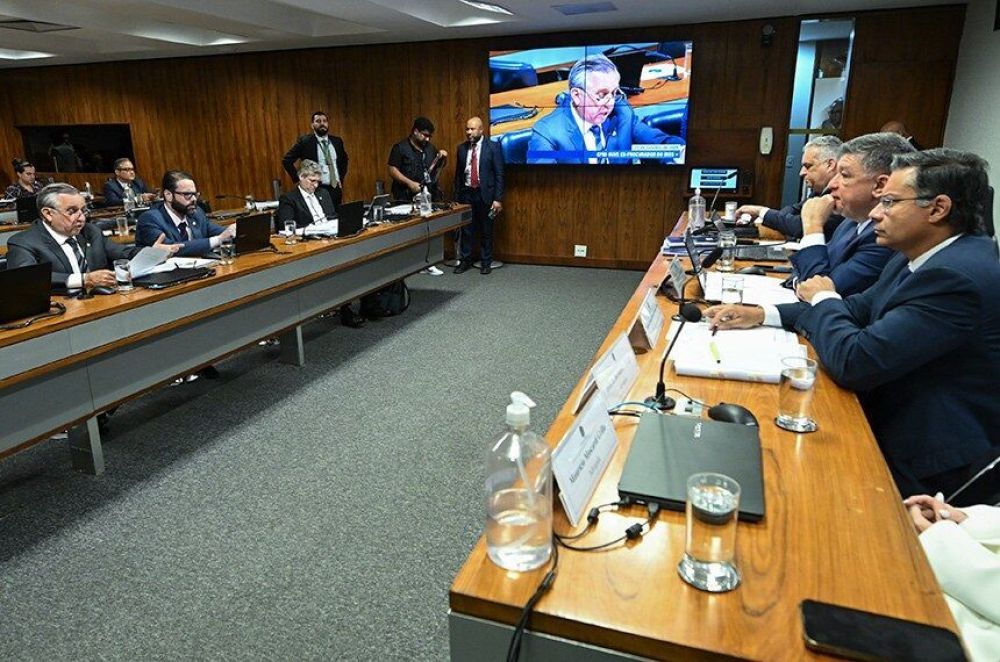 Pedido de convocação foi apresentado pelo senador Izalci Lucas (no telão). (Foto: Carlos Moura/Agência Senado)