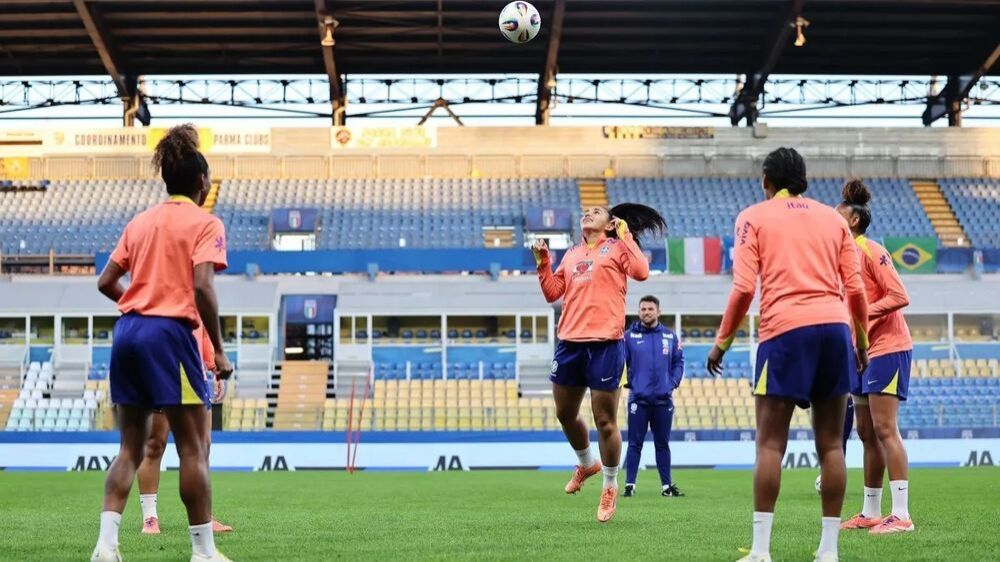 Seleção Brasileira Feminina durante treino antes de confronto amistoso contra a Itália (Foto: Lívia Villas Boas/CBF)