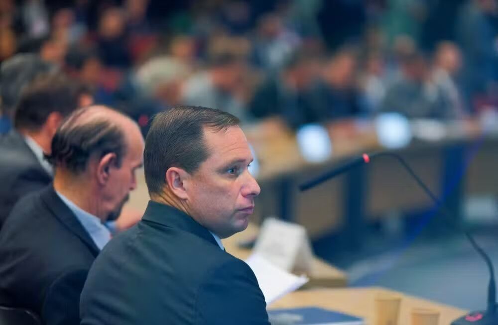 Mauro Cid durante interrogatório ao STF (Foto: Reuters/Diego Herculano)