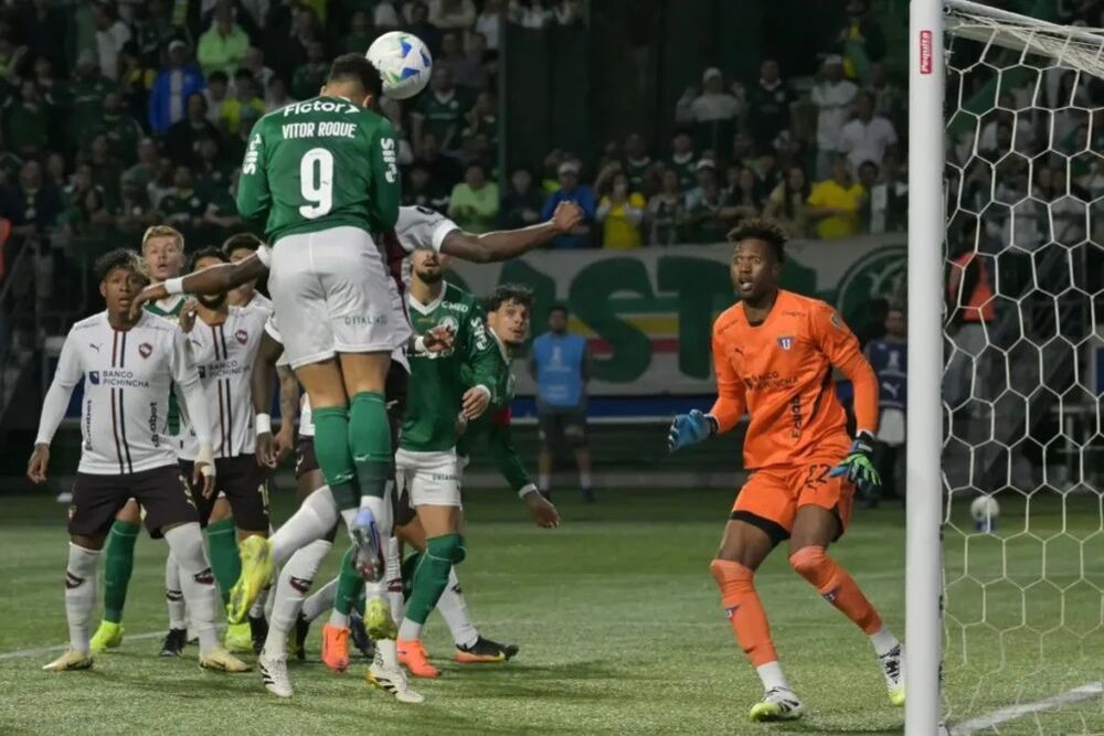 Vitor Roque, do Palmeiras, pula pra cabecear. (Foto: Nelson Almeida/AFP)