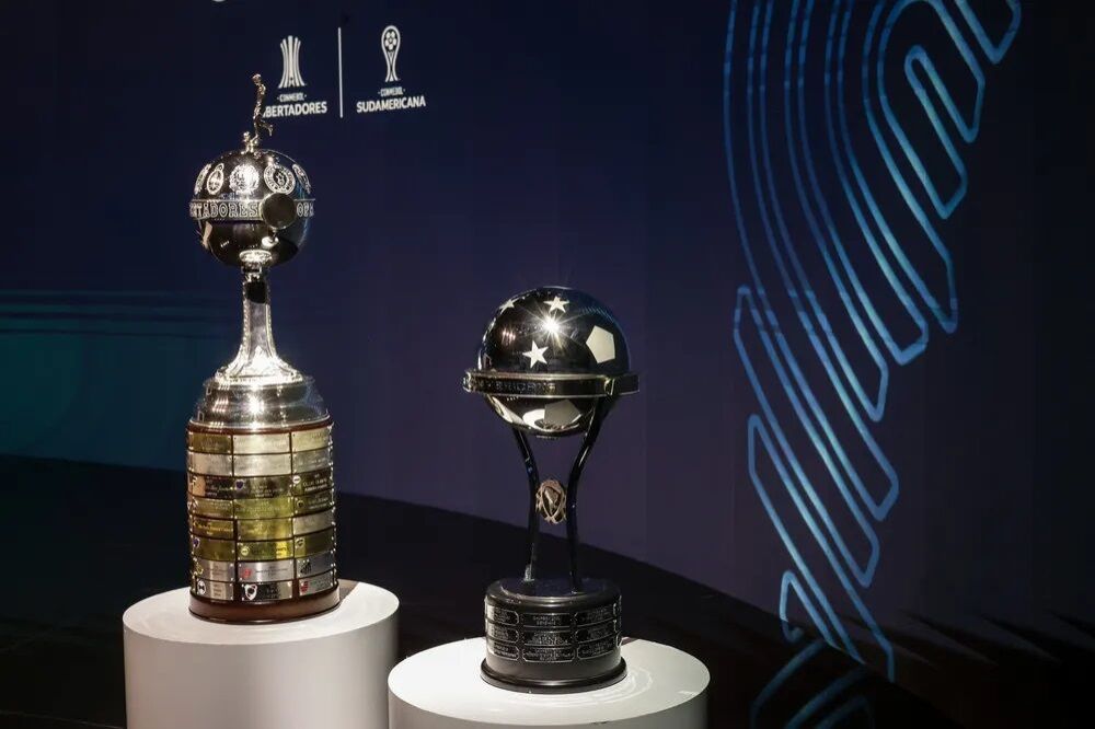 Troféus da Copa Libertadores e da Copa Sul-Americana expostos na sede da Conmebol (Foto: Reprodução/Twitter)