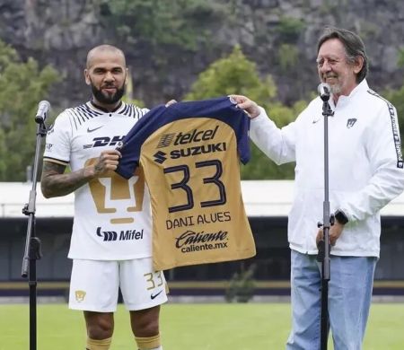 Daniel Alves é processado pelo Pumas por violação de contrato