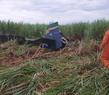 Avião agrícola cai em canavial em Nova Andradina e mata piloto