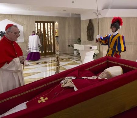 Primeiras imagens do papa Francisco no caixão são divulgadas pelo Vaticano