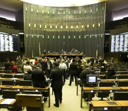 Aumento no nº de deputados federais pode levar Câmara a votar PLC com urgência
