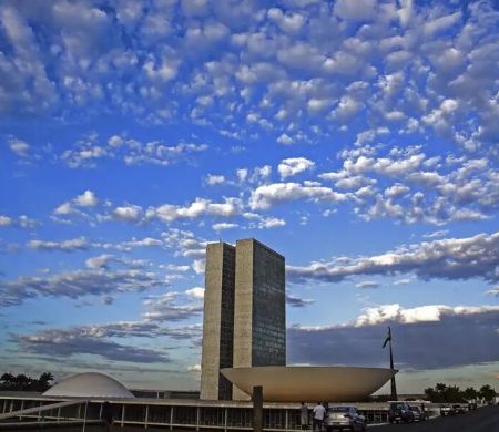 Relator antecipa fim da reeleição para 2030 e CCJ do Senado adia votação 