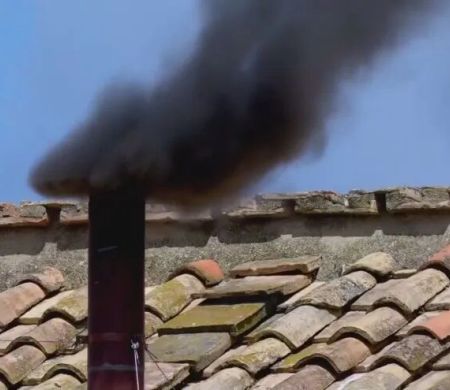 Conclave segue com votações após três rodadas sem escolha de papa