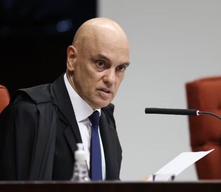 Moraes vota para manter processo contra Ramagem por três crimes