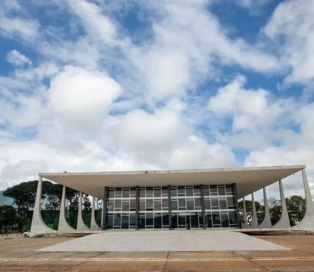 Moraes vota por 10 anos de prisão à Carla Zambelli em invasão ao CNJ