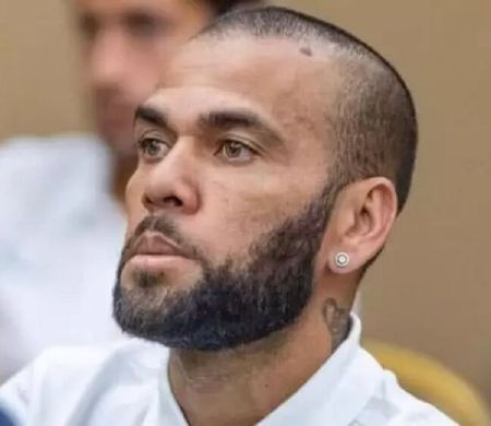 Ex-jogador Daniel Alves é condenado a pagar R$ 40 mil à dupla sertaneja