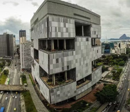 Funcionários da Petrobras anunciam nova greve de advertência 