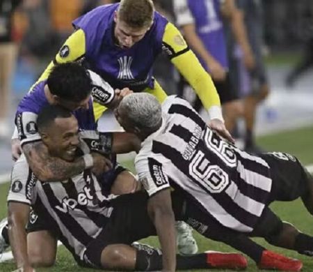 Glorioso revive final de 24 e garante vaga da Liberta com um a menos