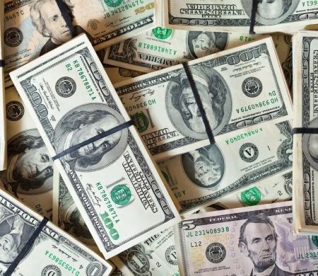 Após conversa de Trump com XI Jinping, dólar cai e fecha a R$ 5,58