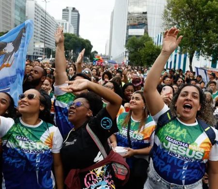 Evangélicos crescem e já representam mais de 1/4 da população