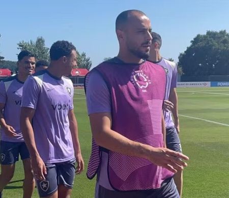 Com Arthur Cabral, Botafogo faz primeiro treino com bola nos Estados Unidos