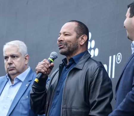 Sem cargo, mas com poder, pai de Neymar dá as cartas no Santos