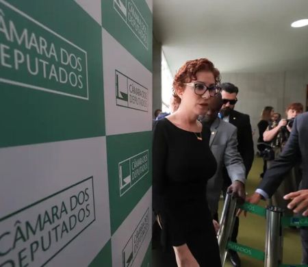 Acusado de perseguidor, Moraes oficializa pedido de extradição de Zambelli