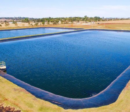 Expansão da rede de esgoto avança com obras da Sanesul em várias cidades