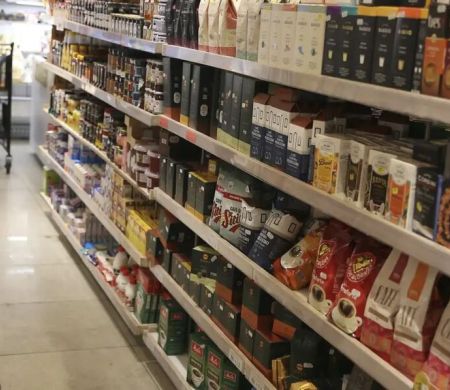 Depois de três altas seguidas, comércio tem queda de 0,4% em abril, diz IBGE