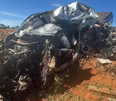 Motorista morre e caminhonete vira amontoado de ferro após batida brutal 