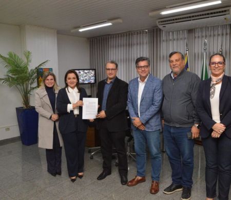 Prefeitura entrega lote à empresa fabricante de produtos hospitalares