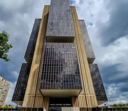 Juros do cartão de crédito sobem a 449,9% ao ano