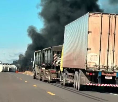 MS-040 fica interditada após carreta com diesel pegar fogo