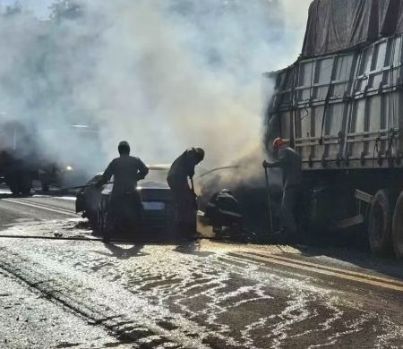 Choque violento na BR-262 deixa mortos e provoca incêndio em veículos